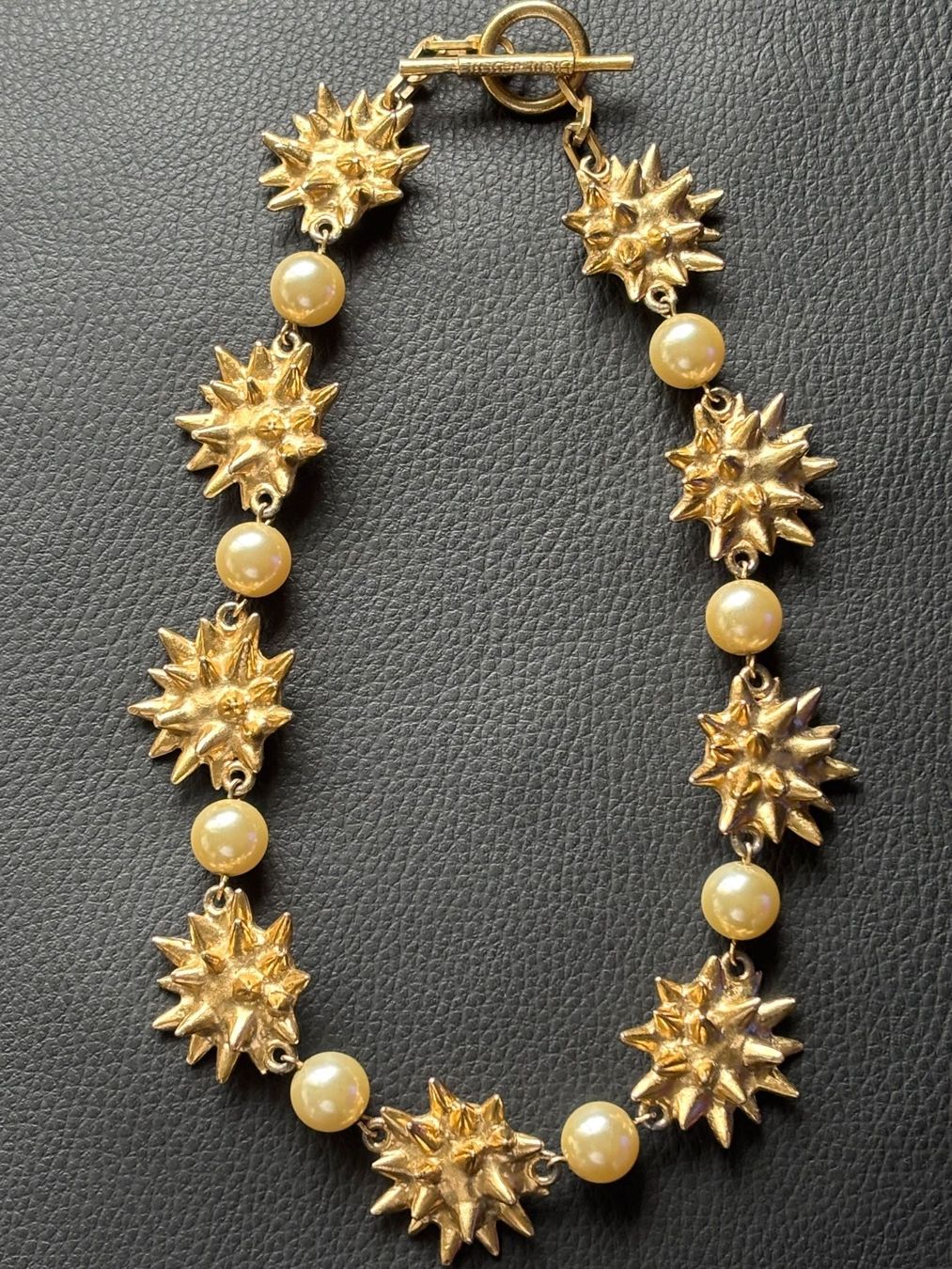 Catenine: Biche de Bere collier vintage  doré avec des perles – Usato da Peseux venduto da CharmeCommerce 2