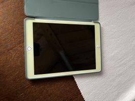 Apple iPad 5 Gen mit 2 Hülle 