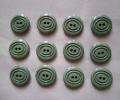 12 Knöpfe Olivegrün, rund, 20 mm.