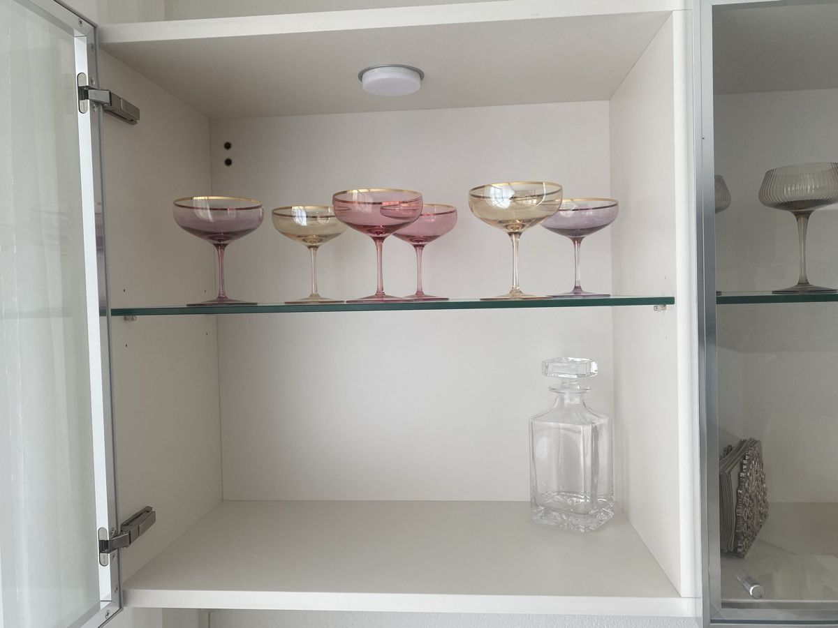 Vitrinen: Wand-Vitrine mit Glastablaren, Top Zustand – Gebraucht aus Forch von Defkara 1
