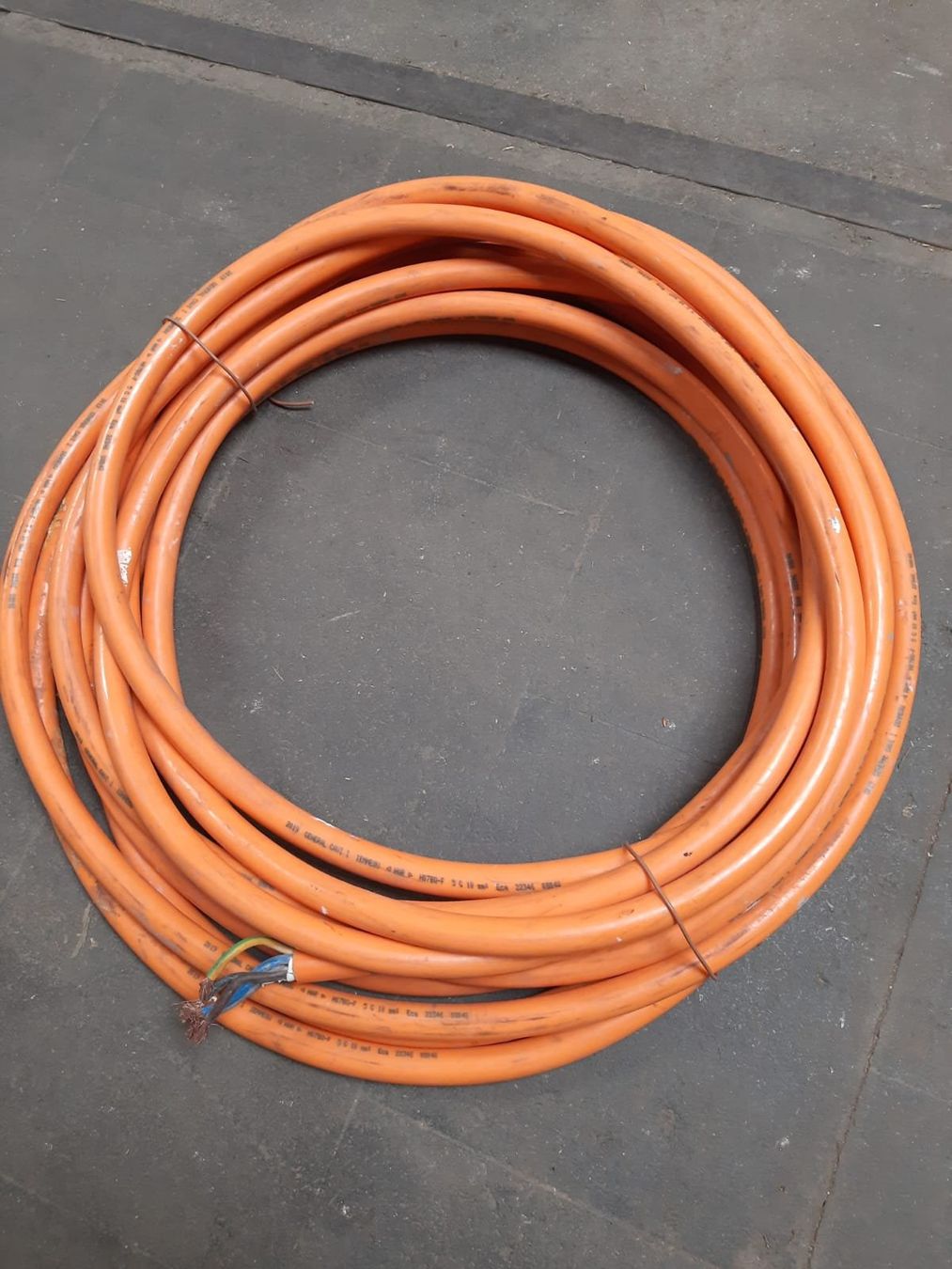 Cavi: PUR-Litzekabel 17m 5G10mm2 – Usato da Liebefeld venduto da Gnews