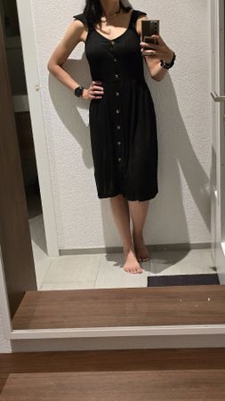Schwarzes Schwangerschafts-Sommerkleid mit Knopfleiste