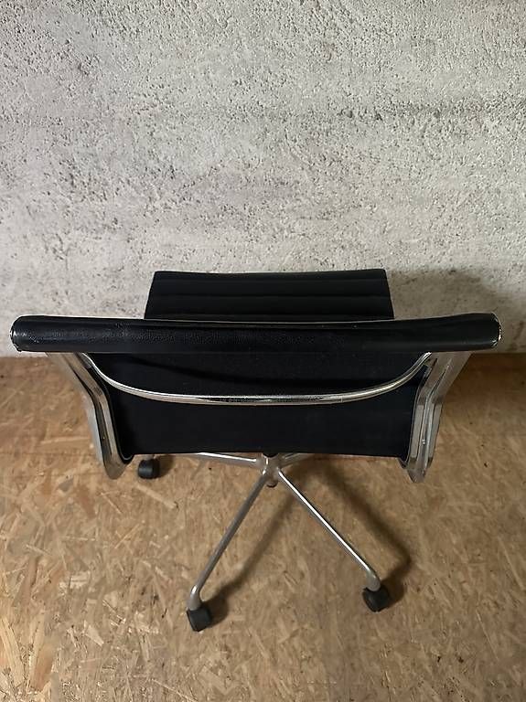 Vitra Stühle: Original Vitra Chair EA107 – Gebraucht aus Biel/Bienne von sec_2llb 3