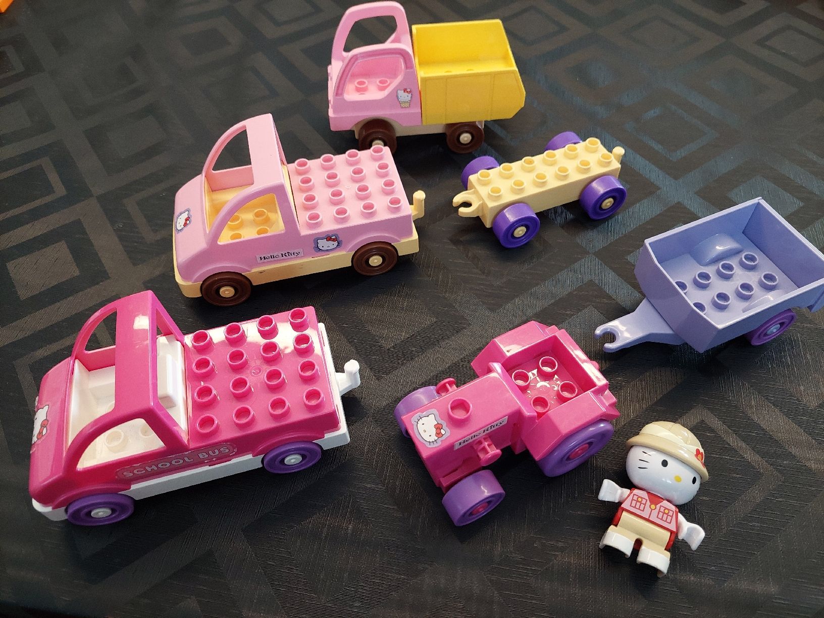 Hello Kitty Giocattoli: Hallo Kitty Unico 4 Auto & 2 Anhänger – Usato da Zetzwil venduto da lanst08 2