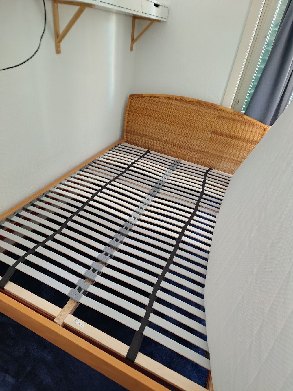 Betten: Bett, Lattenrost mit Matratze 200x140 – Gebraucht aus Dietikon von Alphaleks 2