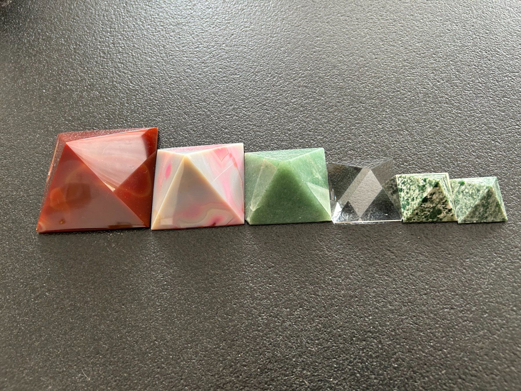 Pietre preziose: 6 Edelstein Pyramiden, Chakra Steine Set – Usato da Root venduto da Mpcshop