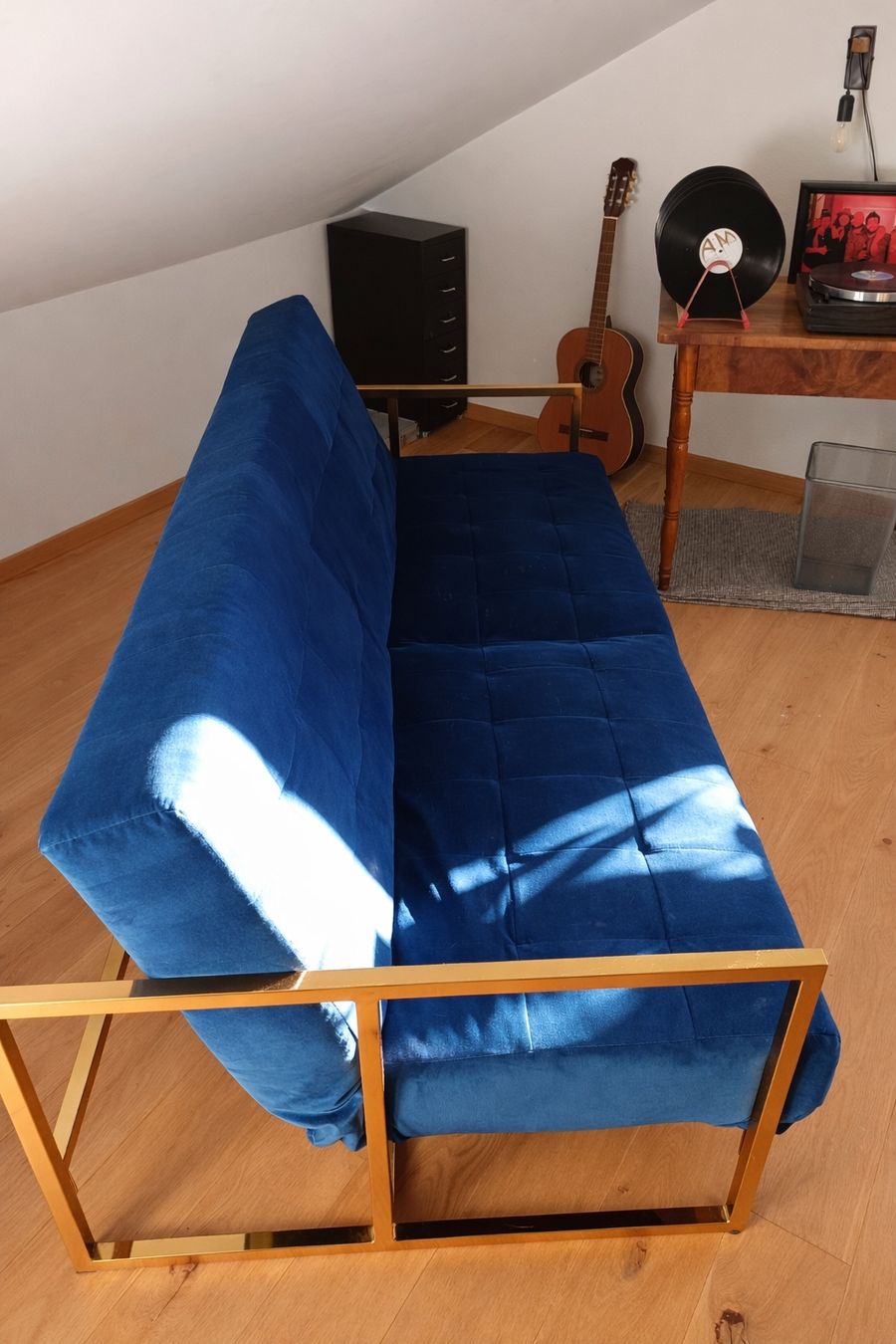 Beliani Divani: Blaues Schlafsofa mit Goldrahmen – Usato da Solothurn venduto da ryser6 1