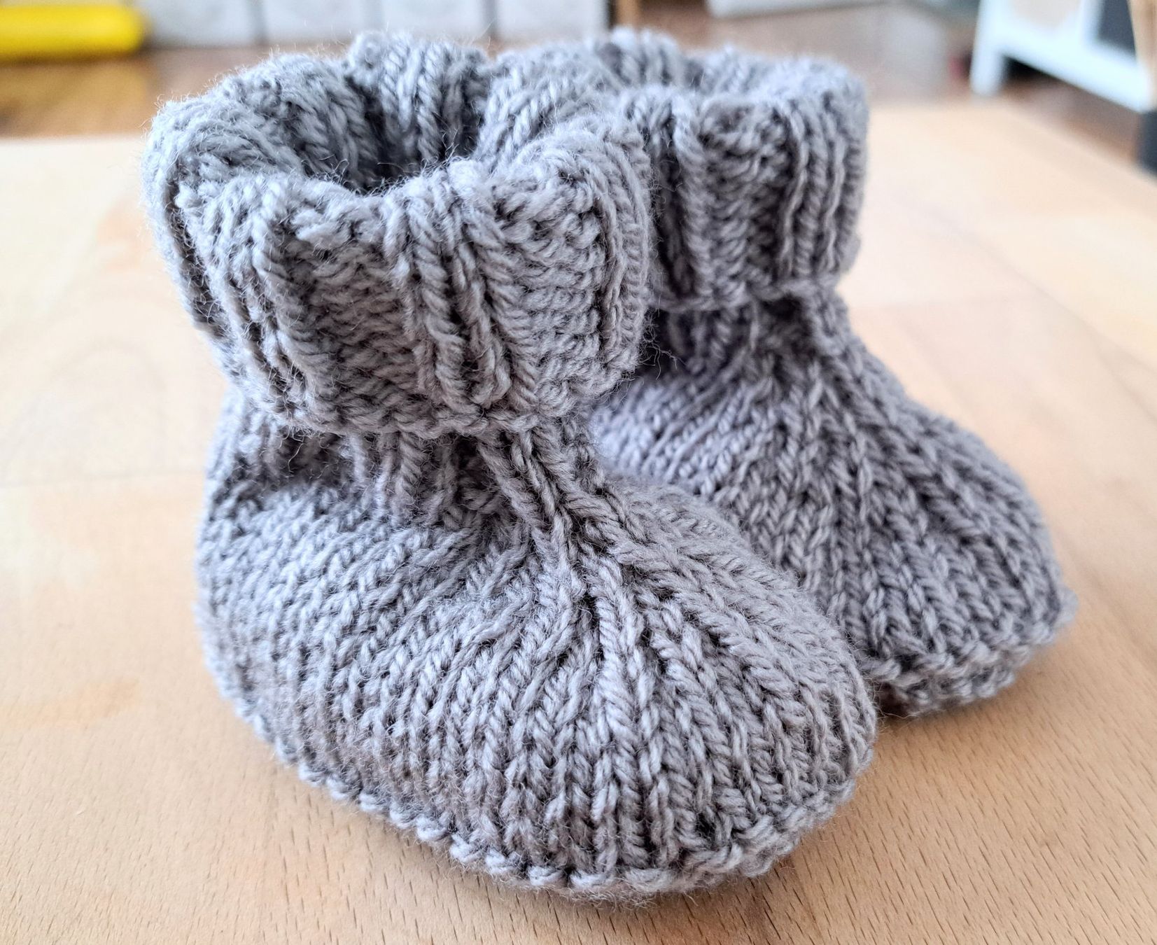 Scarpe per ragazzi: Handgestrickte Babyschuhe, Beige – Nuovo (secondo la descrizione) da Waldenburg venduto da Sysilu