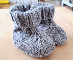 Handgestrickte Babyschuhe, Beige
