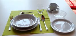 Speiseservice, Besteck, Tassen und Gläser, je 50 Stück