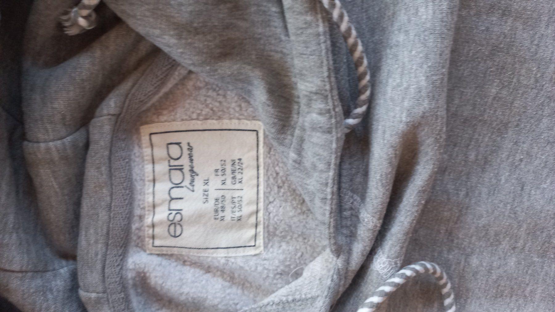 Pullover & Sweatshirts: Esmara Sport Pullover mit Kapuze Grösse XLGrau – Gebraucht aus Winistorf von acreativ4 2