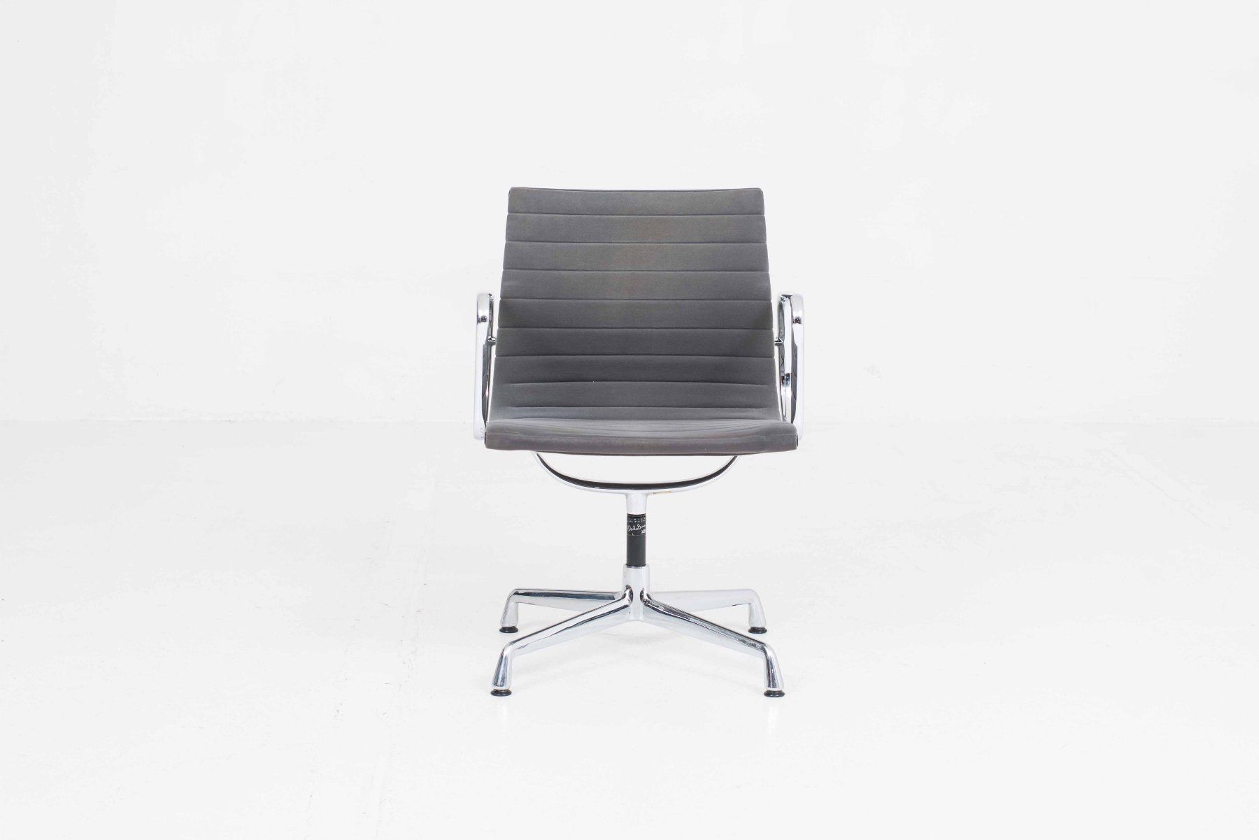 Vitra Sedie: Vitra EA 108 Bürostuhl von Eames in grauem Samtstoff – Usato da Zürich venduto da STUZH38 2