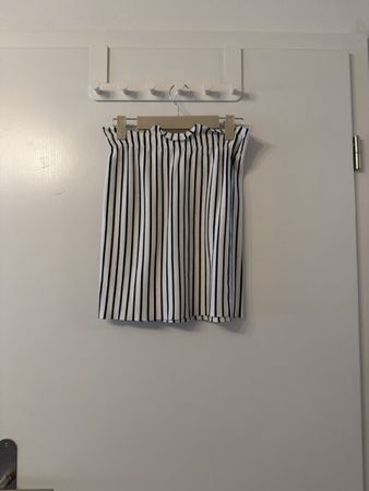 Jupe rayée noir et blanc, taille haute