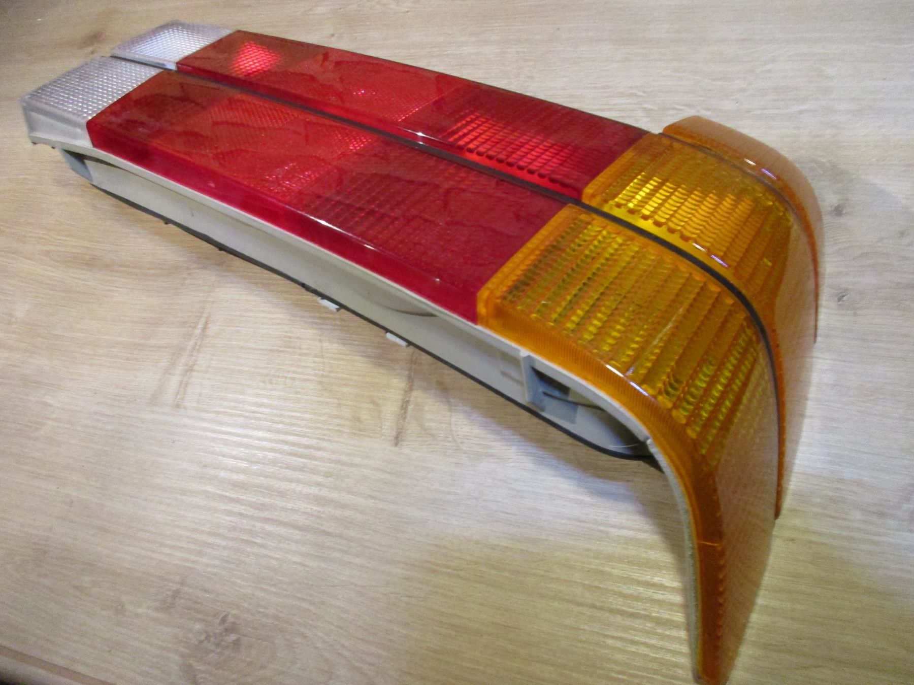 Alfa Romeo Tutti pezzi di ricambio auto: Alfa Romeo 75   Heckleuchte rechts gelber Blinker – Nuovo (secondo la descrizione) da Ennetmoos venduto da Truckdiver 1