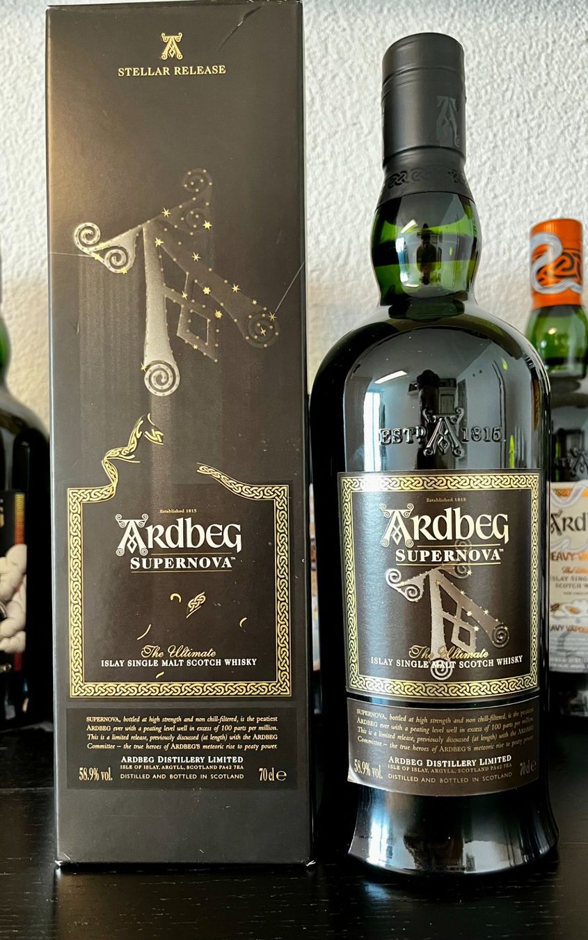 Ardbeg Bevande alcoliche: Ardbeg Supernova 2010-2019 & Hypernova 2022 Set – Nuovo (secondo la descrizione) da Niederhünigen venduto da swissdram 1