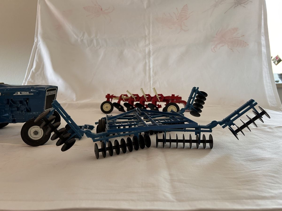 Jouets: Traktor mit Anbaugeräten  – D'occasion à Olten par Astikon 3