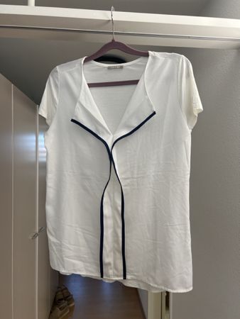 Sommerliches Shirt, weiss mit dunkelblauen Details, S