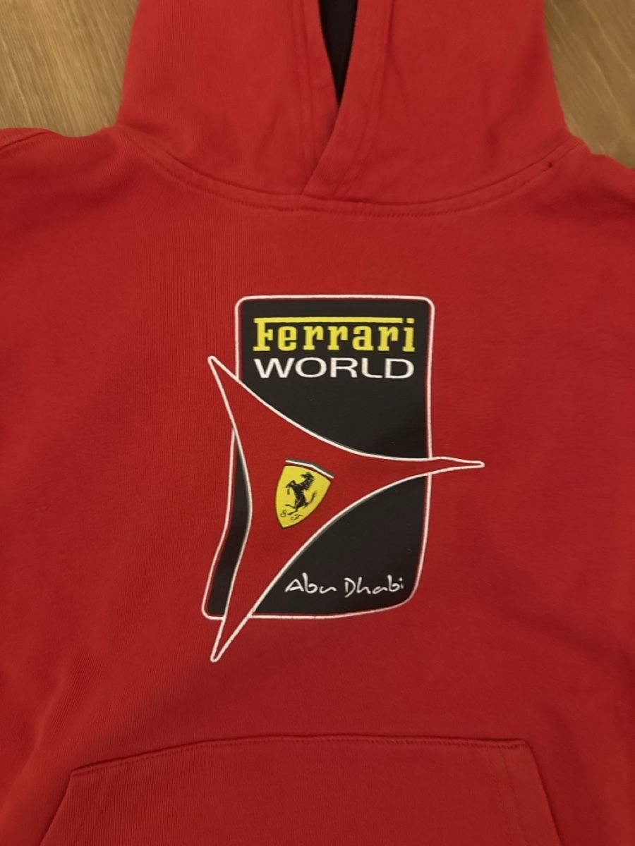 Maglioni & Felpe: Kapuzenpullover Ferrari World rot gebraucht – Usato da Lachen SZ venduto da LuganoLugano 1
