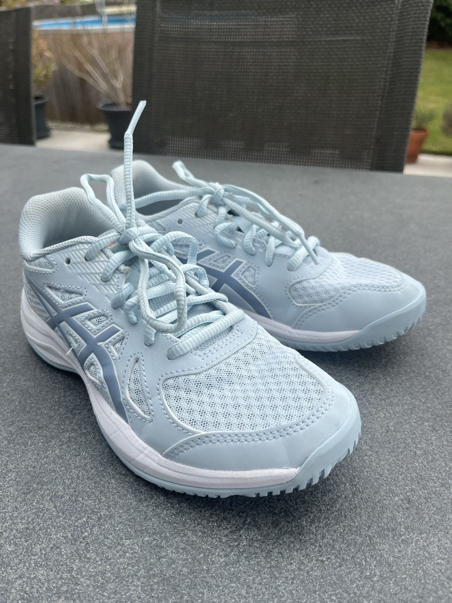 Asics Schuhe für Jungen: Asics Hallenschuhe Gr. 35.5, hellblau - Top Zustand! – Neu (gemäss Beschreibung) aus Herisau von TomLie