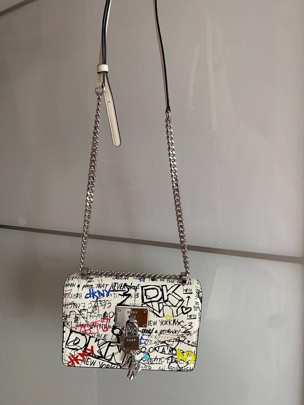 DKNY Taschen für Damen: DKNY ELISSA Umhängetasche – Gebraucht aus Gossau SG von julija_01 1