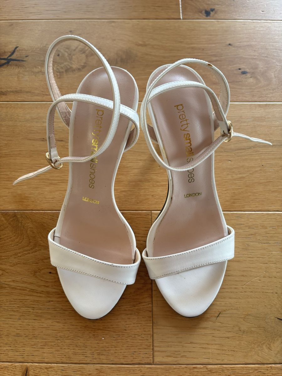 Scarpe da donna: Weisse Sandale von Pretty Small Shoes – Usato da Estavayer-le-Lac venduto da constance-esta 1