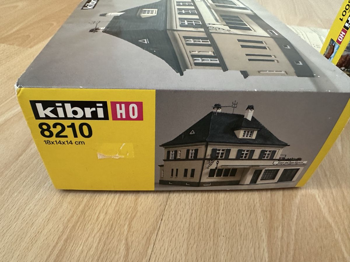 Baukästen: Kibri Modellhaus inklusive Baum – Neu und originalverpackt aus Chur von Sim7000