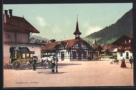 AK Zweisimmen, Popstkutsche am Bahnhof