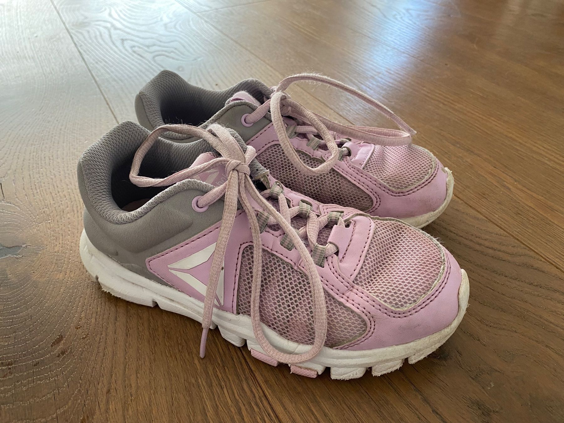 Chaussures filles: 2 Paar Sneaker Grösse 32 – D'occasion à Basadingen par Susanita0 2