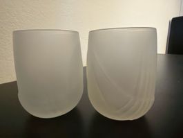 Zwei Trinkgläser satiniertes Glas mit Reliefmuster 