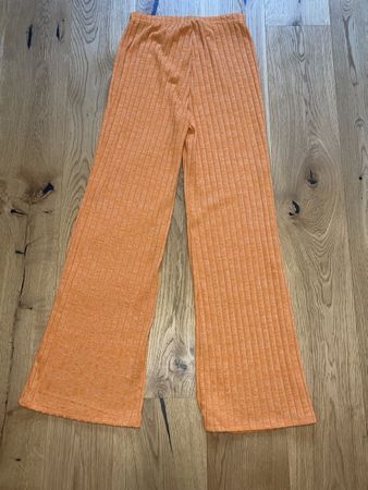Trendige, orange Hose mit Schlag, Grösse M