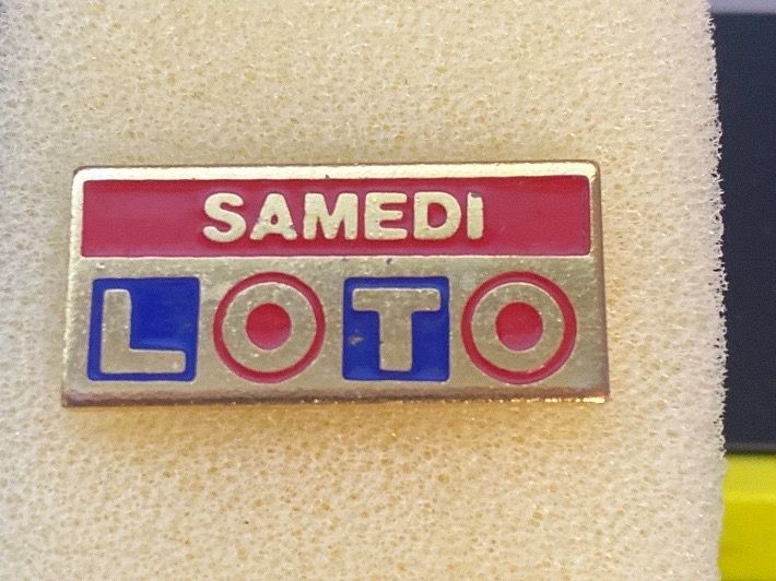 Placchette & Badge: PINS - SAMEDI LOTO – Usato da Le Brassus venduto da cinema13