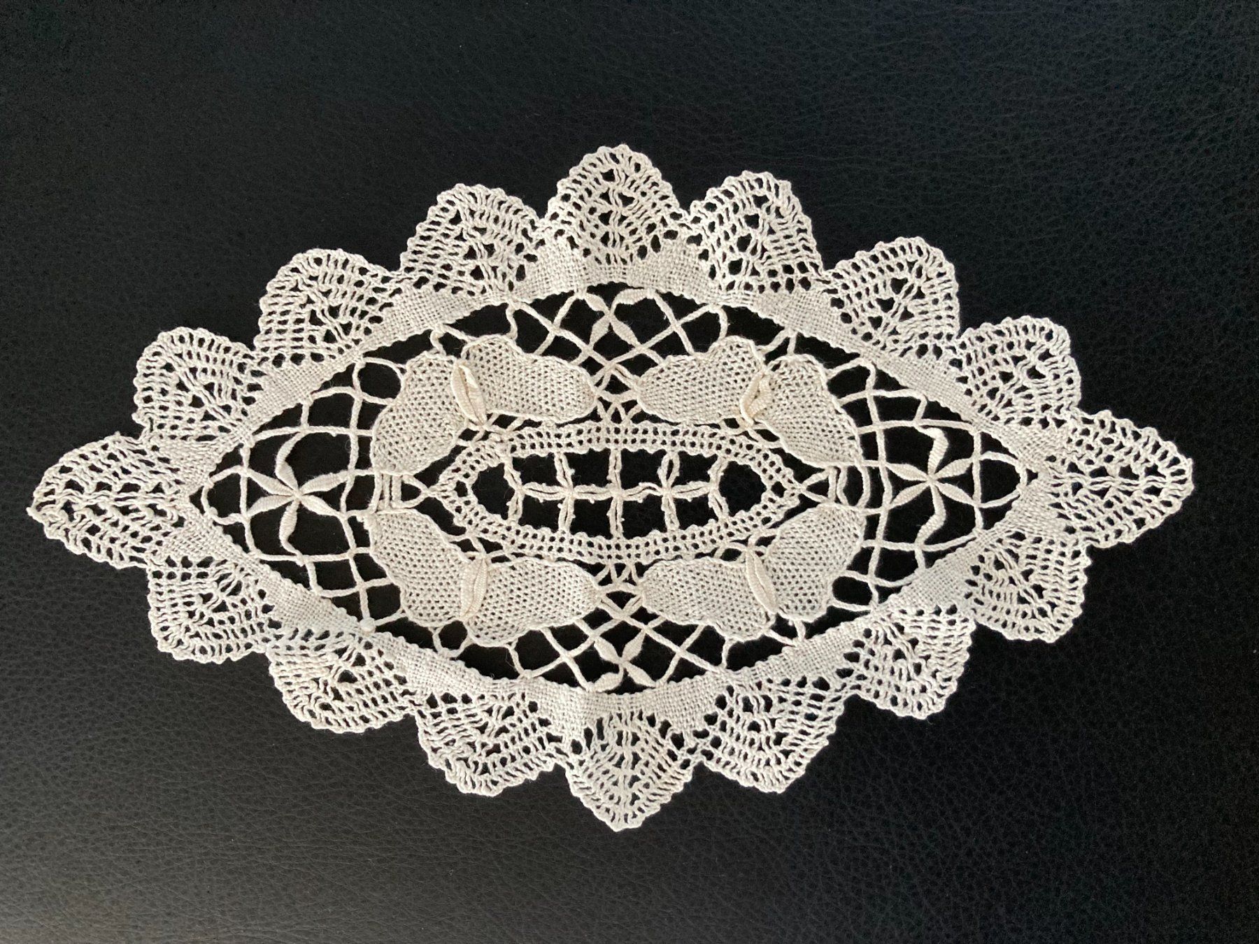 Sottobicchieri: SPITZENDECKCHEN   KLÖPPELDECKCHEN   HANDARBEIT – Usato da Subingen venduto da ArtBead