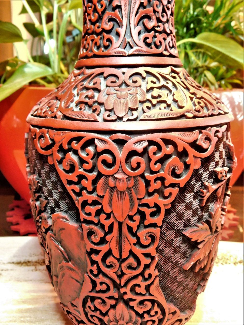 Vasen & Gefässe: Antique Large Cinnabar Vase Deep Cut Brass Inside & Bottom – Gebraucht aus Emmenbrücke von Ulisse-22 3