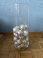 Christbaumkugeln silber mit Lichterkette im Glas 