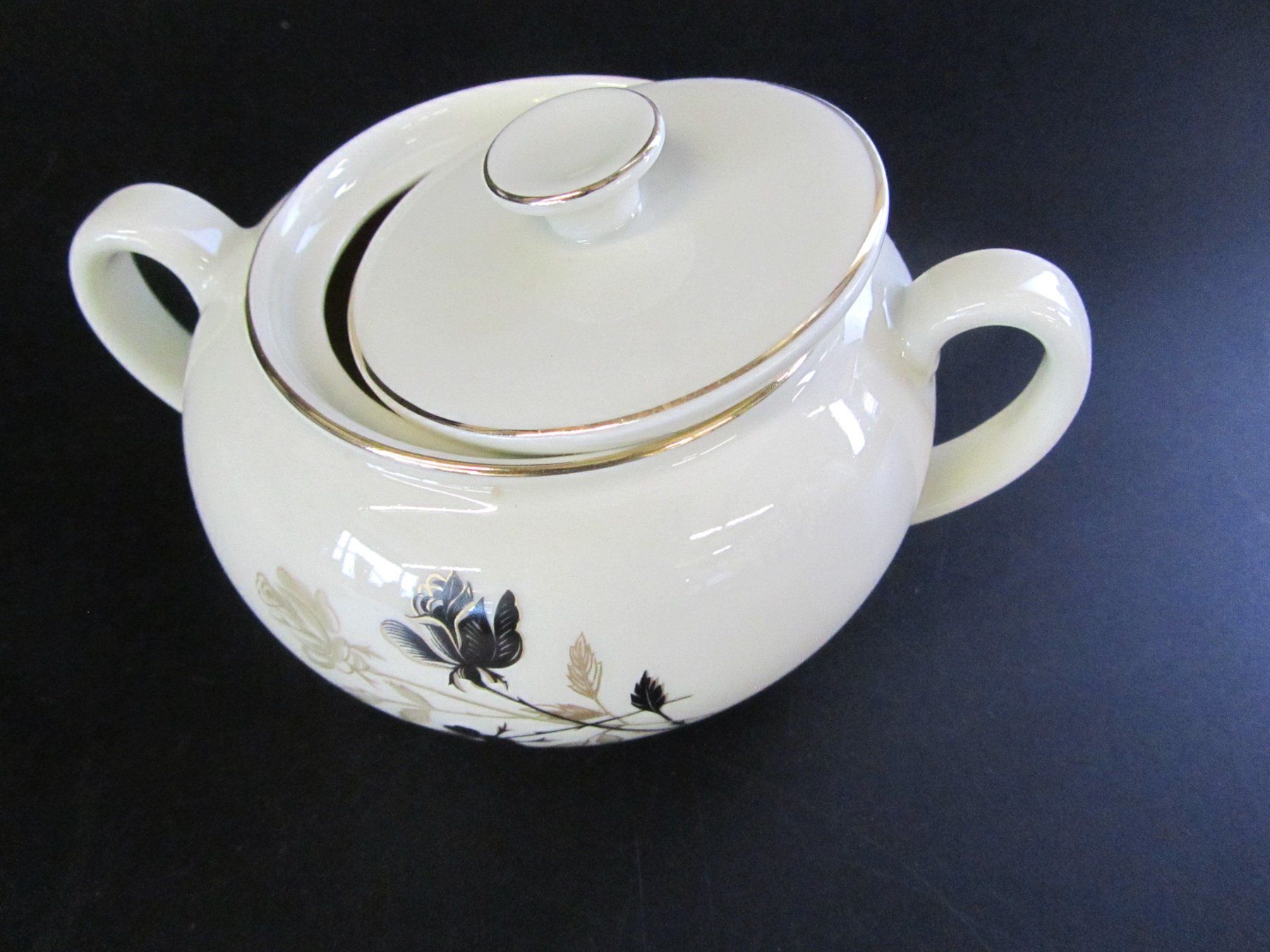 Set di piatti: Teeservice mit schwarzen Blumen – Usato da Muhen venduto da Restwert_Muhen 6