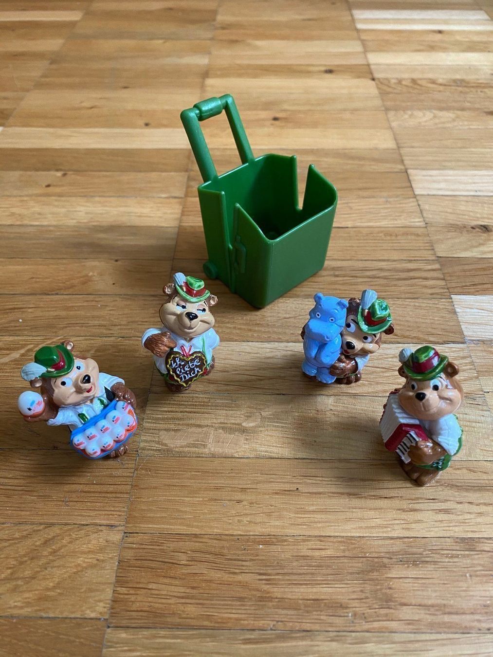 Giocattoli: 4 Bären Spielfiguren mit Korb – Usato da Kastanienbaum venduto da Muenchnerkindl1 1