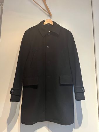 Schöner schwarzer Mantel aus Wolle