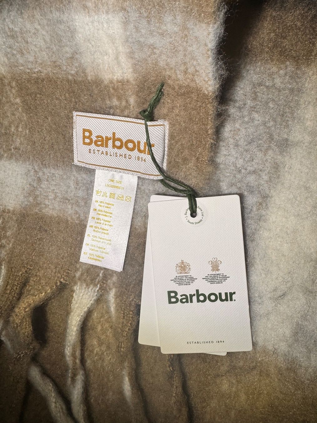 Barbour Foulard & Sciarpe: Barbour ISLA TARTAN BOUCLE SCARF - Schal – Nuovo e nell'imballaggio originale da Zürich venduto da luxuryoutlet1 8