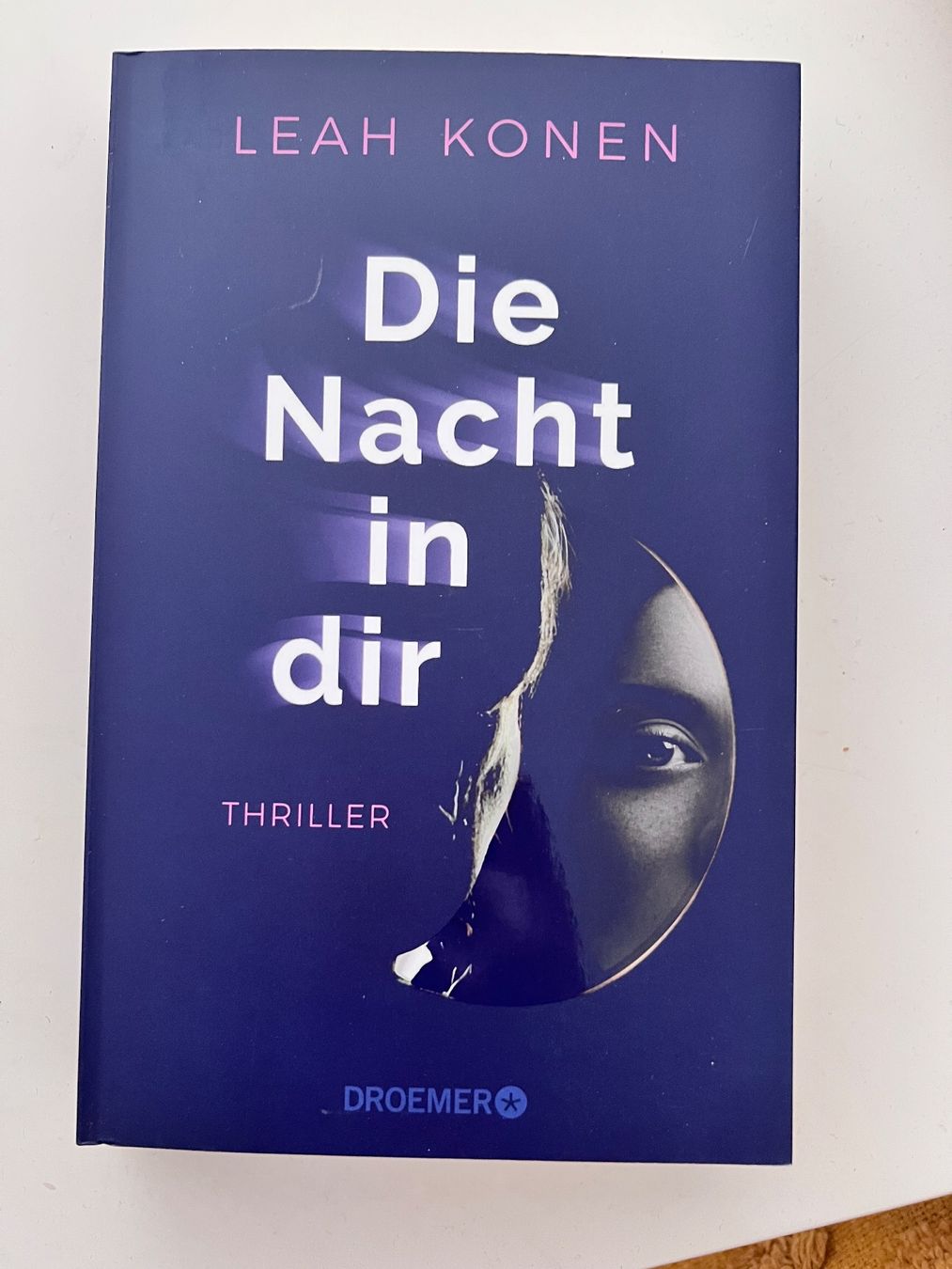 Libri: Buch - die nacht in dir - thriller – Nuovo (secondo la descrizione) da Effretikon venduto da YaMn