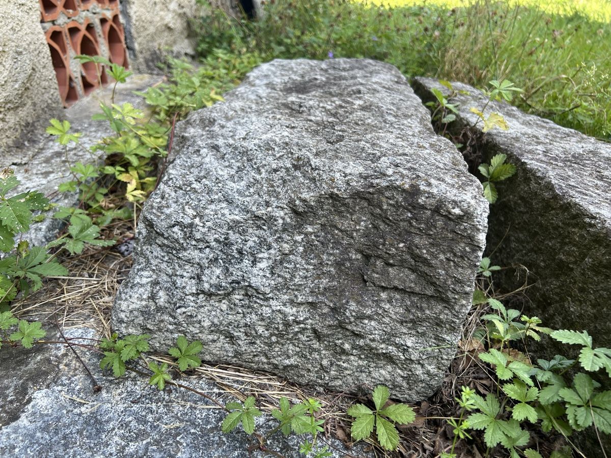 Steine & Dachziegeln: Zwei schöne alte Treppenblöcke Vallemaggia Granit – Gebraucht aus Avegno von CaVal13 2