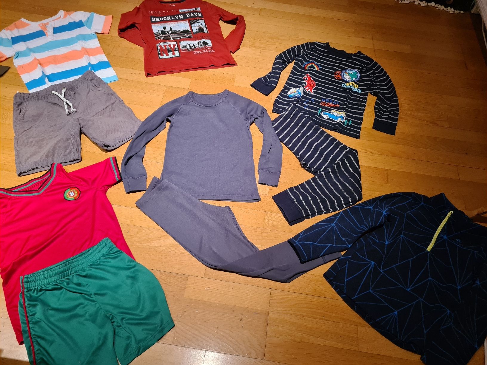 Lotti & Set di vestiti: thermo Unterwäsche,pyjama,pulli,Shirts gr.128 – Usato da Ferden venduto da jemyce