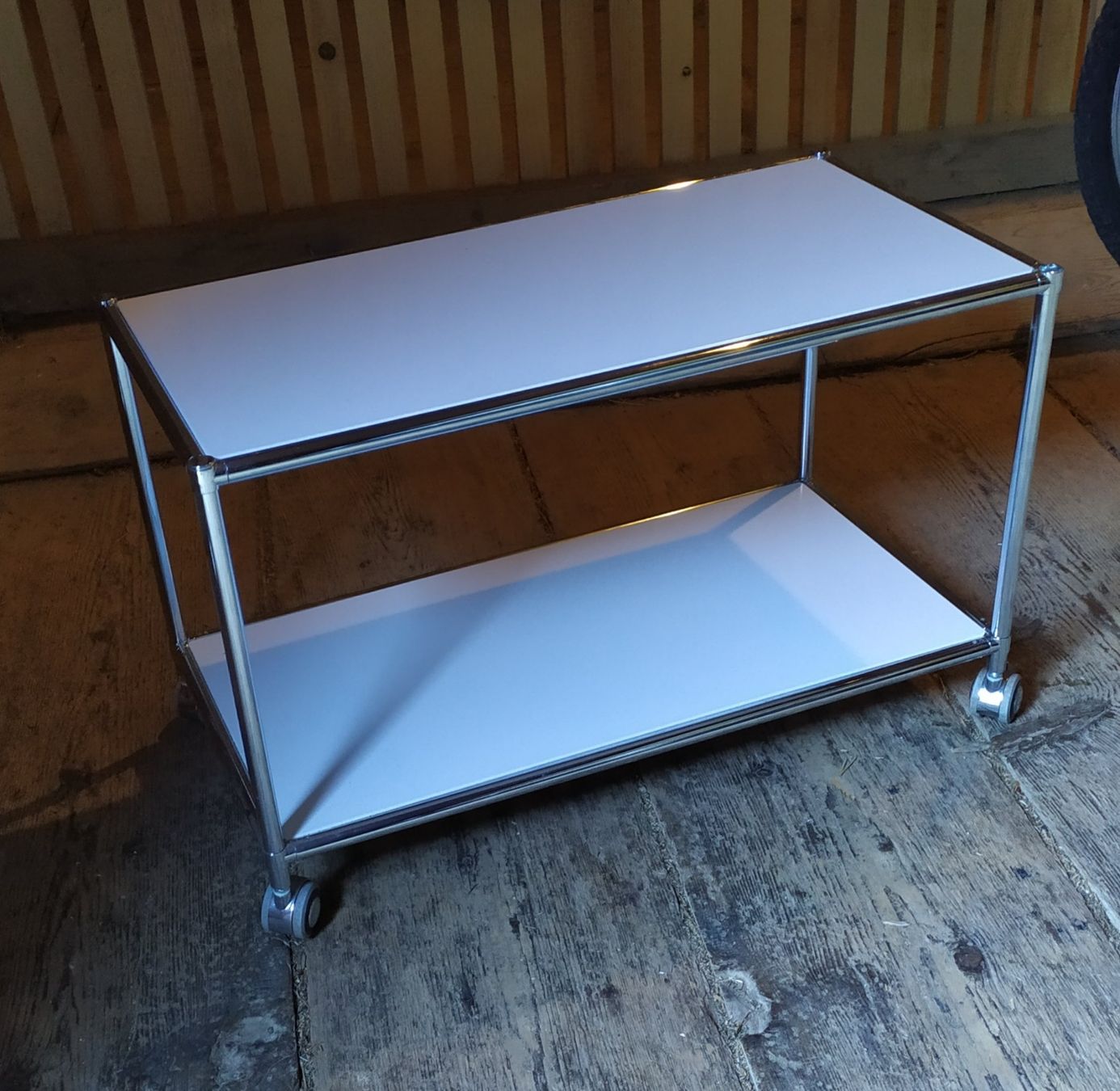 Tische: Design Rolltisch weiss – Gebraucht aus Chezard St-Martin von Loucail