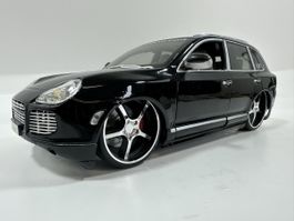 Porsche Cayenne Turbo 1:18, schwarz, PLAYERZ by MAISTO