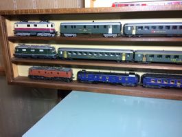 Vitrine avec 3 compositions de trains électriques HO