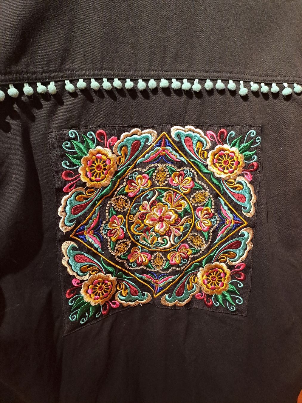 Giacche: Veste noire, détails brodés – Usato da Valeyres-sous-Montagny venduto da Romy. 2