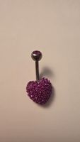 lila Bauchnabelpiercing mit Steinen