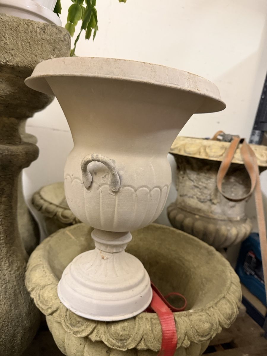 Vasi per fiori: Zwei schöne Gartenurnen Metall – Usato da Wettingen venduto da NickInc 2