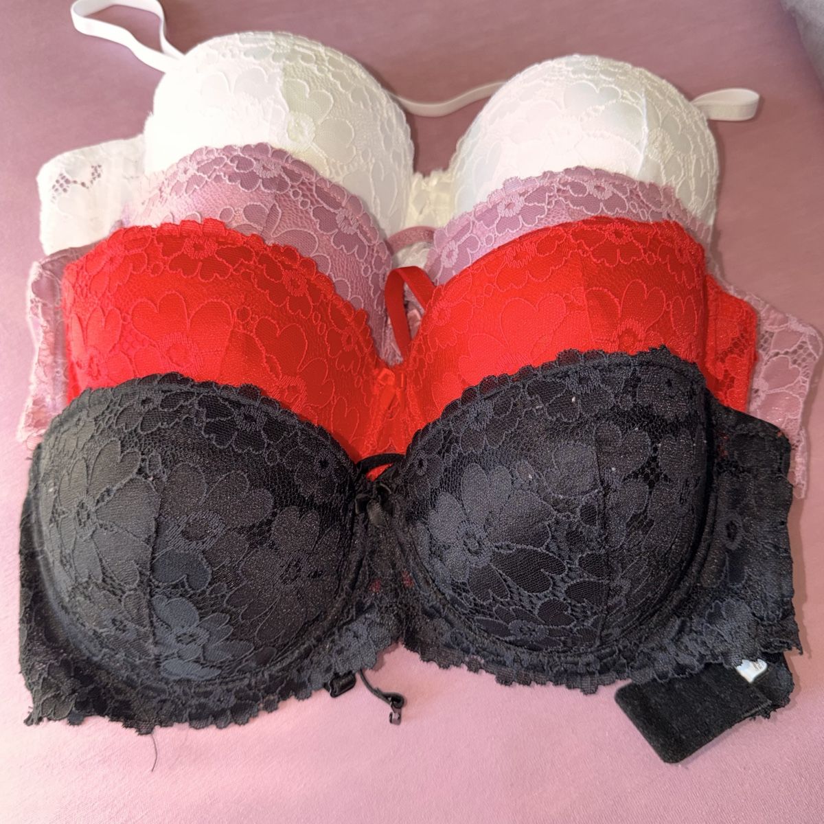 Sonstige Unterwäsche: Set Spitzen-BHs farblich abgestimmt Größe 85B – Neu und originalverpackt aus Schaffhausen von ath_6vkn