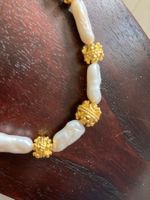 Elegante Perlenkette mit Goldakzenten, neu