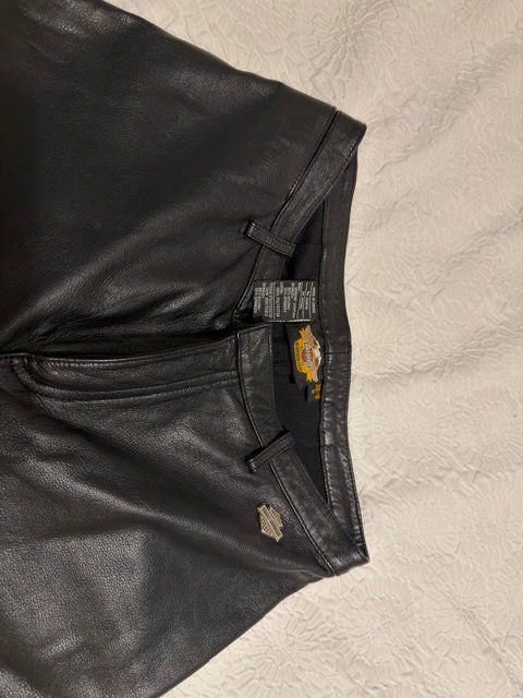 Harley-Davidson Pantaloni: Harley Davidson Halb leder Hose – Usato da Zollbrück venduto da Queenofdarkness